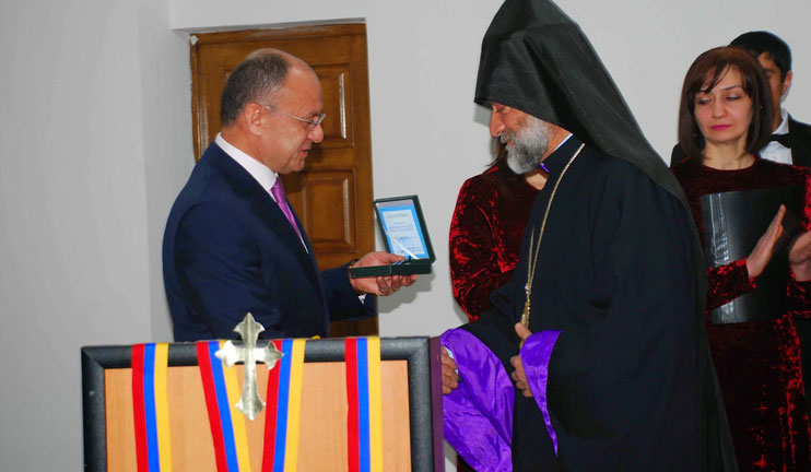 The Minister of Defense presented the leader of the Gugark Diocese of the Armenian Apostolic Church with “Andranik Ozanyan” medal