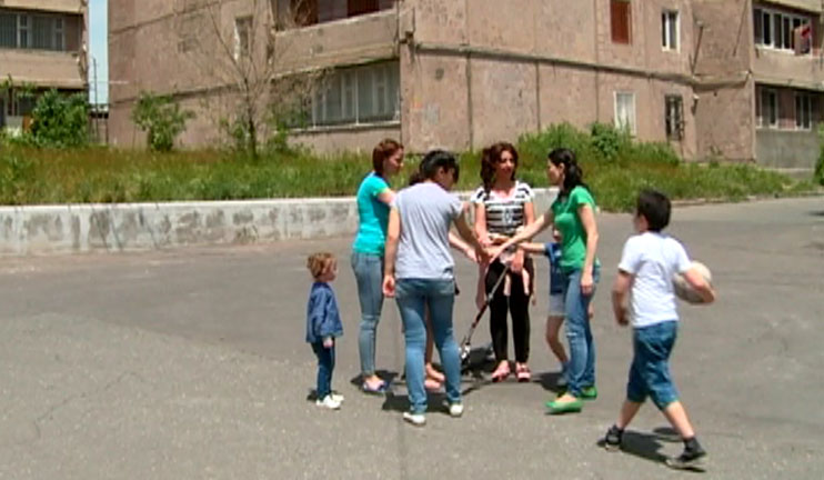 Reporters of “Early in the Morning” playing in the yard