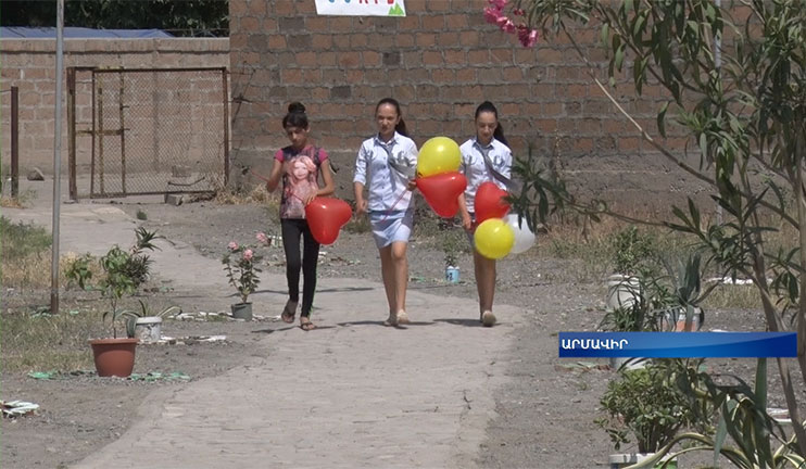 The pupils of  Armavir region Yeghegnut village on their own improved the road to school