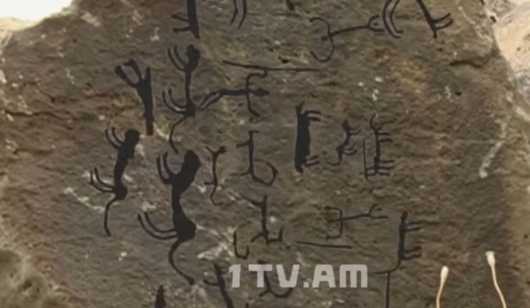 What kind of petroglyphs can be found in Yerevan Nor Nork Park?