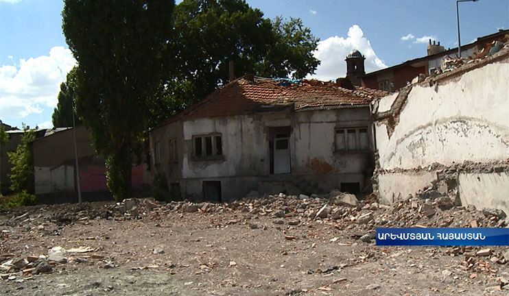 An Armenian woman who bought a house on the shore of Lake Van