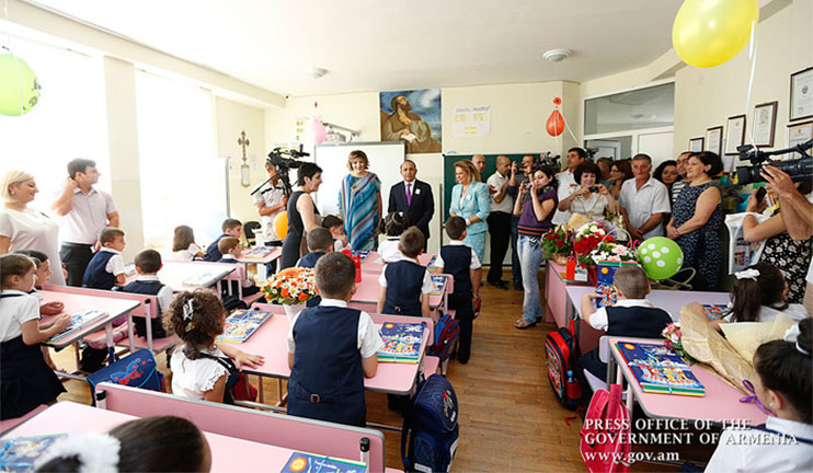 The number of first graders in the new academic year was 40 000