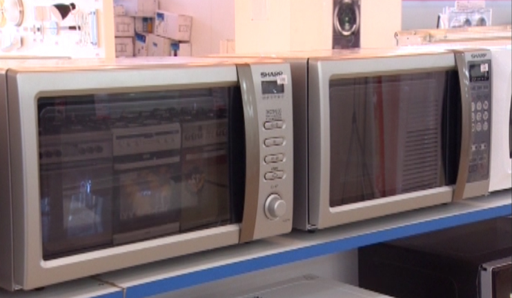 Microwave oven quickly heats and defrosts cold food