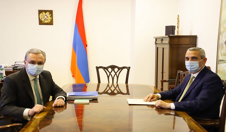 Զոհրաբ Մնացականյանը հանդիպել է Արցախի ԱԳ նախարարի հետ