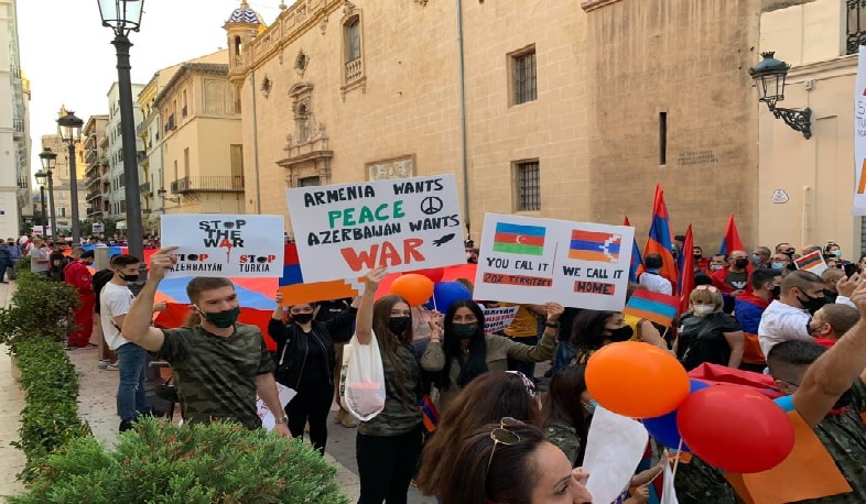 The main streets of Valencia were colored in Armenian hues