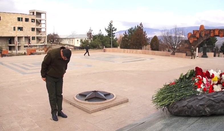 Arayik Harutyunyan pays tribute to martyrs at Stepanakert memorial