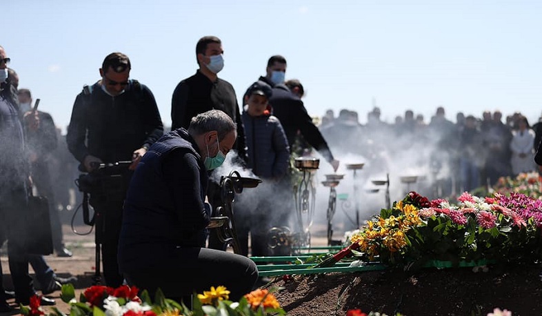 Armenian Prime Minister pays homage to the fallen soldiers in a rural community