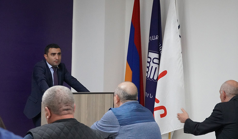 Ռոմանոս Պետրոսյանը հանդիպել է «Քաղաքացիական պայմանագիր» կուսակցության անդամների հետ