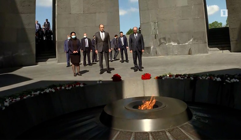 Russian Foreign Minister pays tribute to memory of Armenian Genocide victims in Tsitsernakaberd memorial in Yerevan