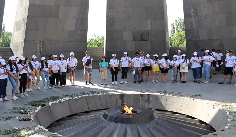 “Evə doğru addım” proqramının iştirakçıları Matenadaran, Oşakan və Tsitsernakaberdi ziyarət etdilər