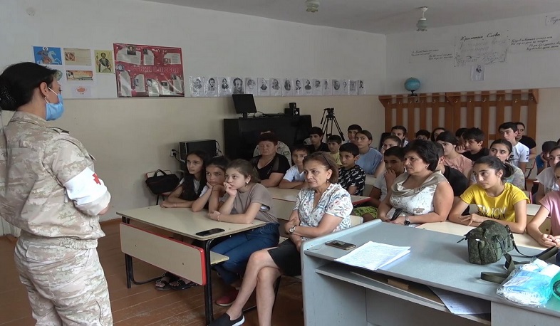 Russian peacekeepers held an interactive lesson in the school camp of the Askeran district