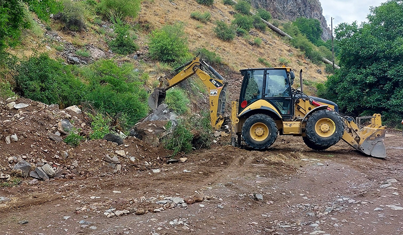 «Քարերի սիմֆոնիա» հուշարձանից դեպի Խոսրովի արգելոց տանող շուրջ 700 մետր երկարության ճանապարհահատվածը հիմնանորոգվում է