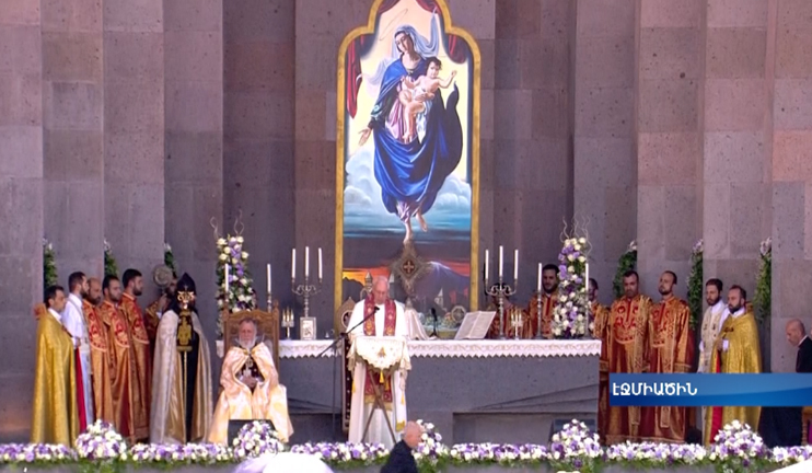 Liturgy at Holy Etchmiadzin: prayer for peace