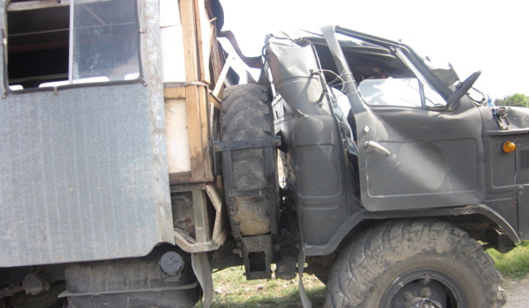 Military truck transporting servicemen crashed in Syunik