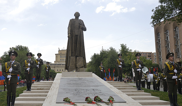 Zori Balayan presents some details about Nzhdeh's biography to Russian audience