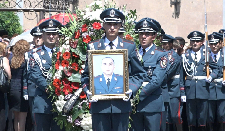 Last farewell to the police officer wounded at the seized police regiment