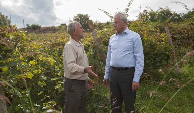 Sergo Karapetyan gets to know grape processing in Tavoush region