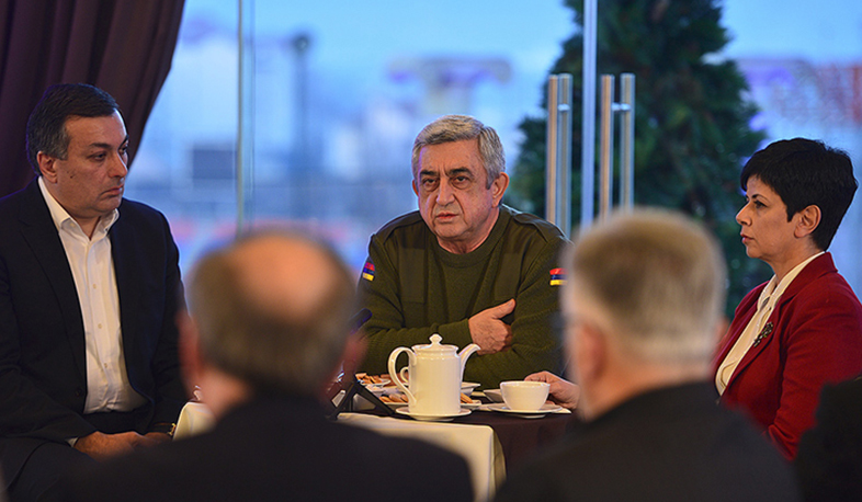 President Sargsyan talked about country issues with intellectuals