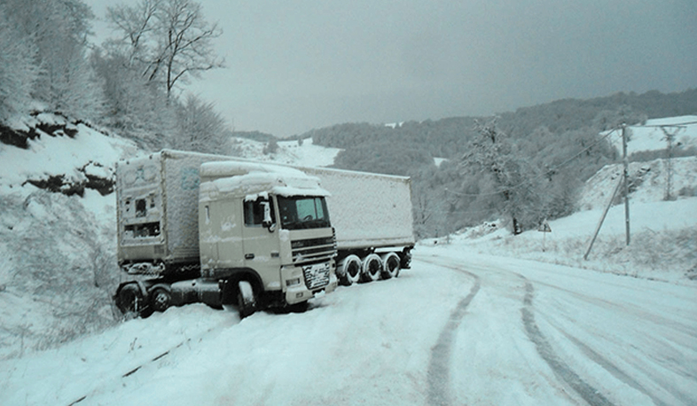 Heavy snow paralyzed roads