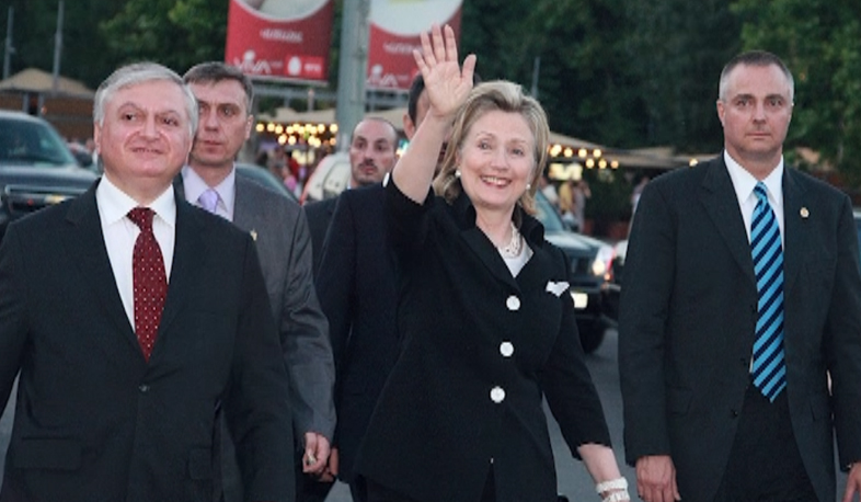 A story of one photo: Hilary Clinton visits Yerevan