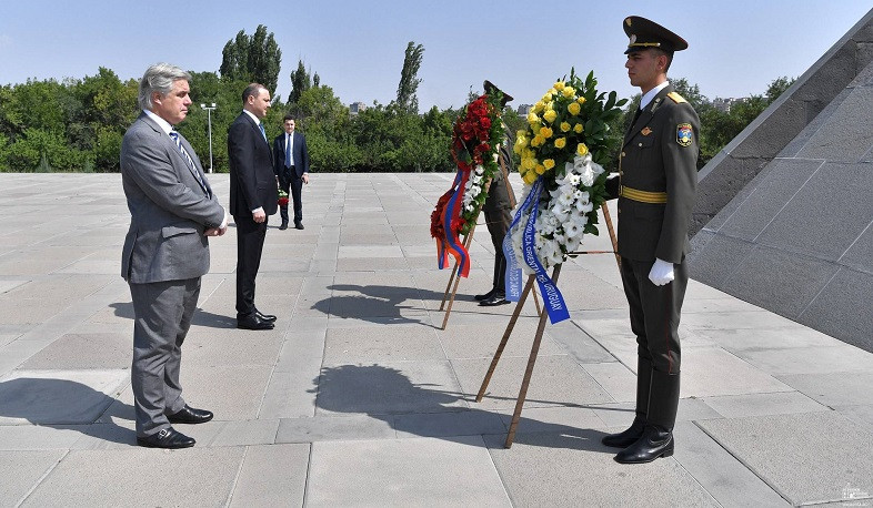 Uruguay Foreign Minister pays tribute to Armenian Genocide victims at Tsitsernakaberd Memorial