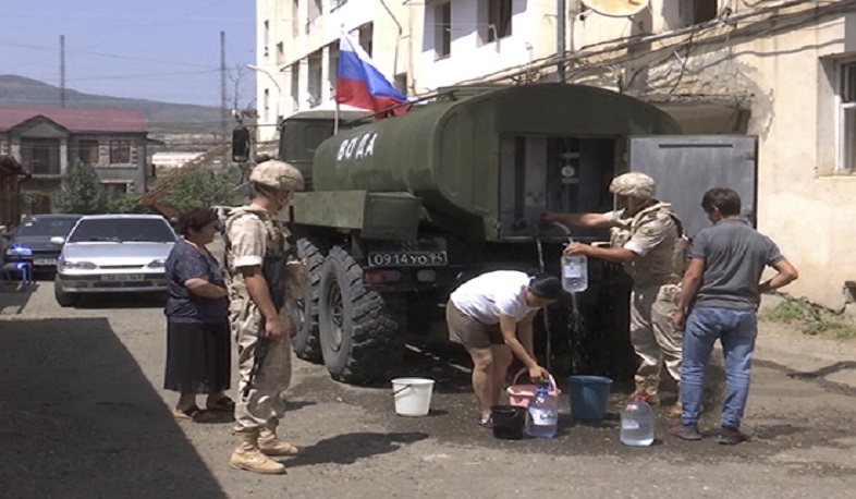 Российские миротворцы впервые провели гуманитарную акцию по обеспечению питьевой воды для 300 учащихся школ Арцаха