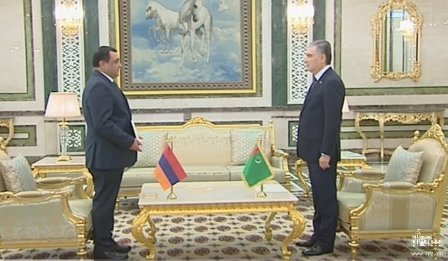 Kharazyan handed over credentials to President of Turkmenistan