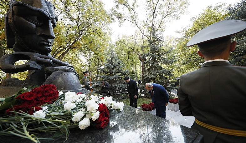 PM Pashinyan honors memory of victims of October 27 felony