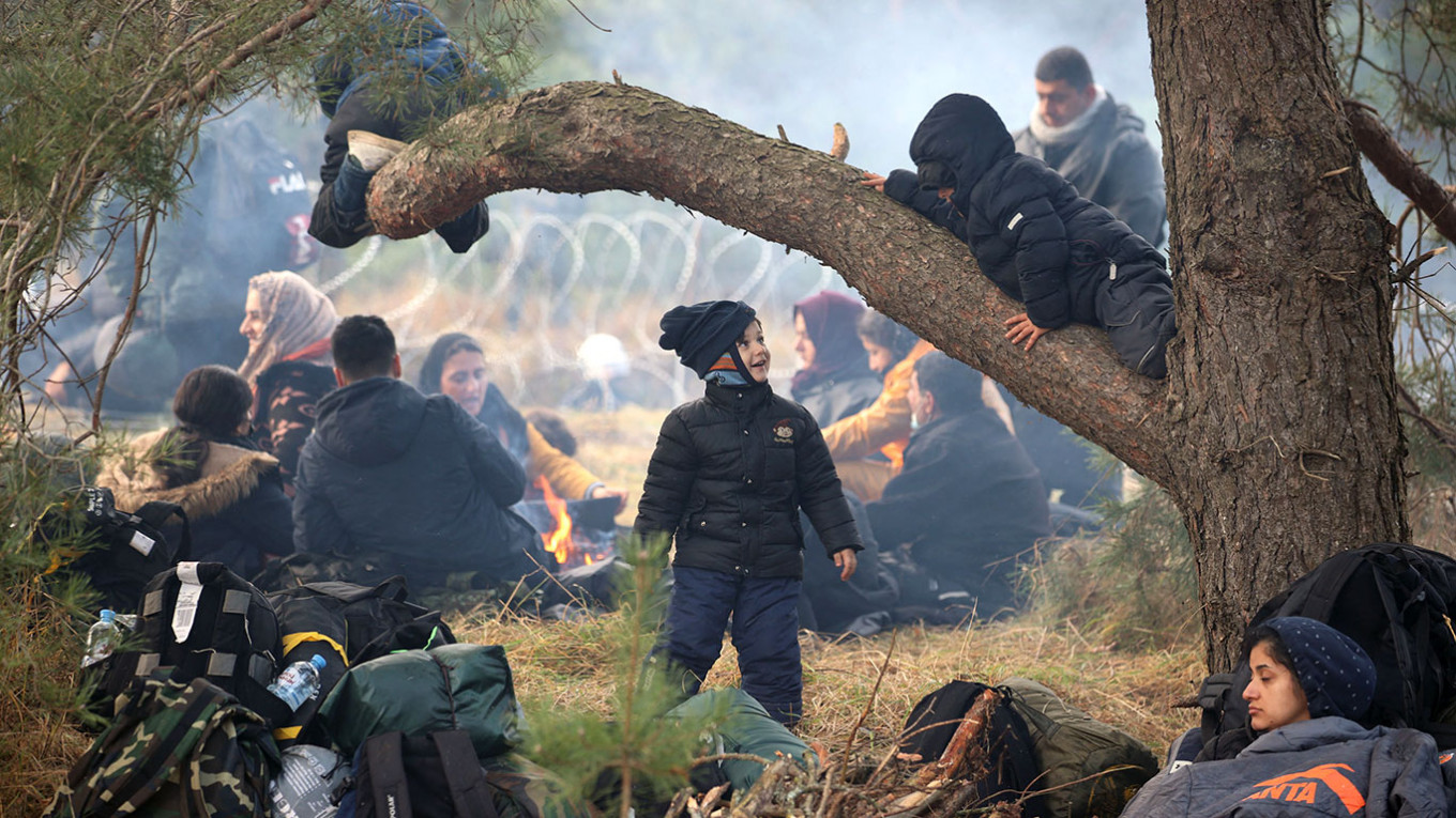 Migrants camp on Belarus-Polish border overnight amid minus temperatures