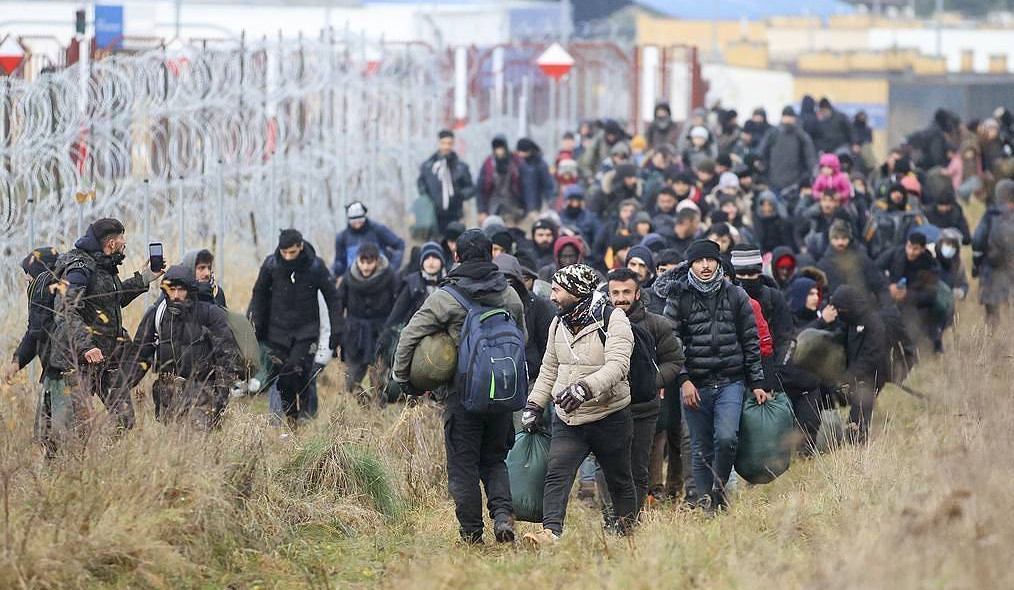 About 100 migrants crossed into Poland, remain near razor wire fence - border committee