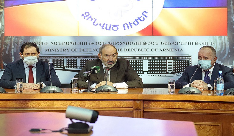 PM Pashinyan introduces newly appointed Defense Minister Suren Papikyan to the top military officials