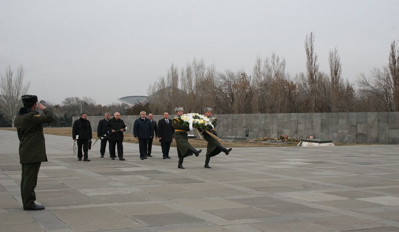 Stanislav Zas Erməni Soyqırımı Memorialını ziyarət edib