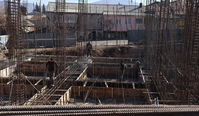 Stepanakert şəhəri Martuni küçəsi 45 ünvanında yaşayış binasının tikintisi davam etdirilir