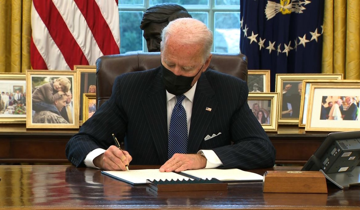 Biden signs decree imposing sanctions on Donetsk and Lugansk