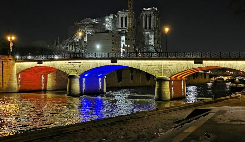 Paris Notr-Dam kilsəsinin yaxınlığındakı körpülərdən biri Ermənistan və Fransa bayraqlarının rəngləri ilə işıqlandırılıb