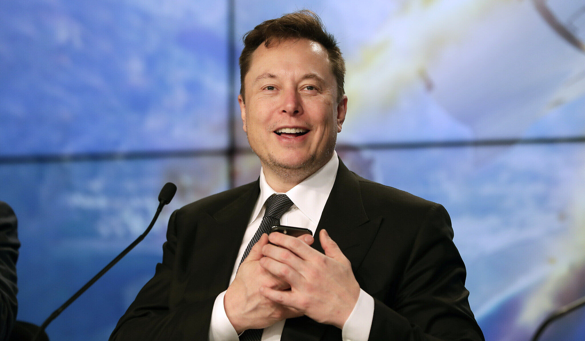 Elon Musk strikes deal to buy Twitter for $44bn