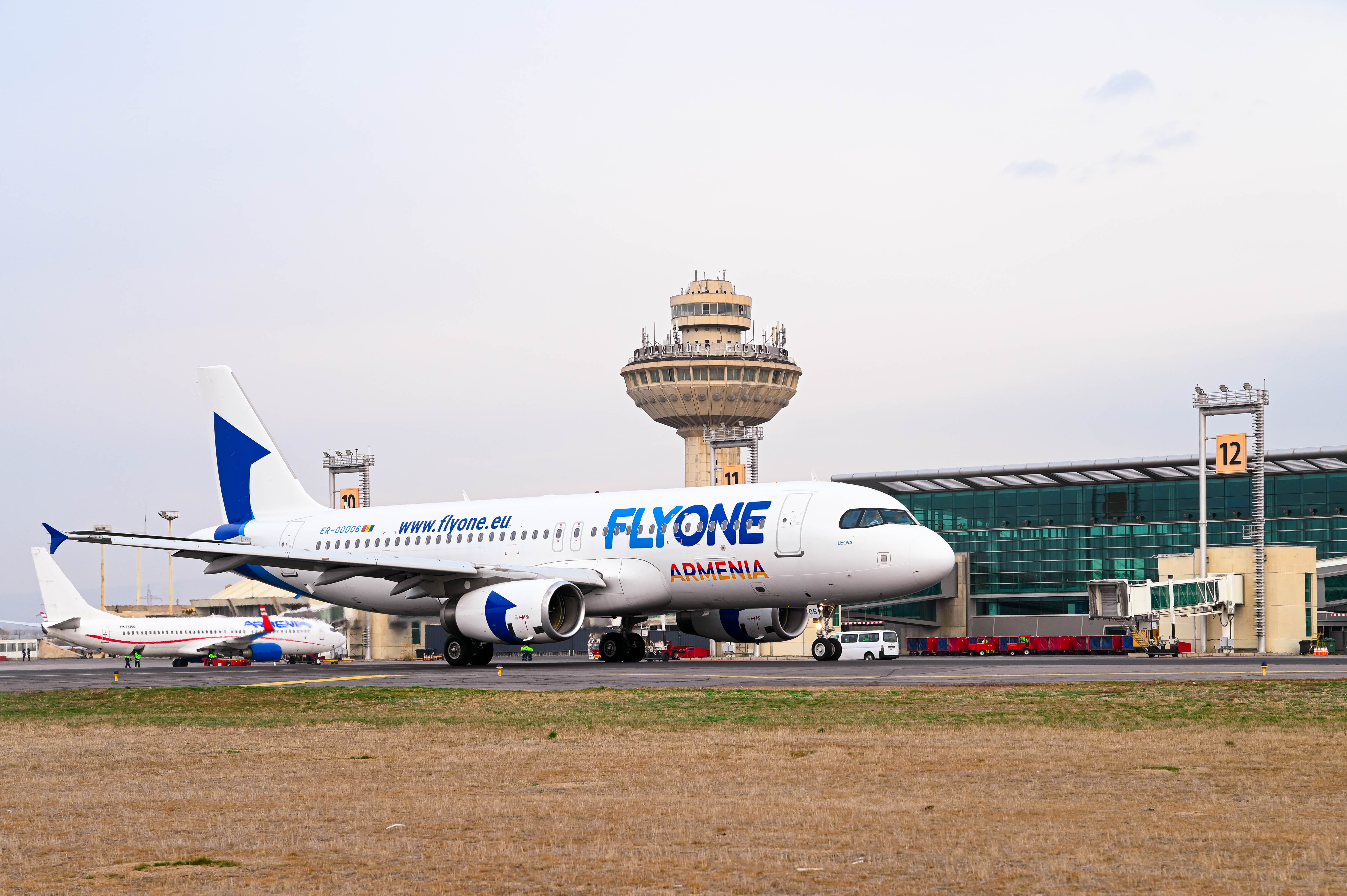 Рейс стамбул ереван. Авиакомпания flyone Armenia. Fly one Armenia самолеты. Airbus a 320 flyone Armenia. Ереван Флай Армения авиакомпания.