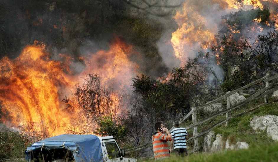 Firefighters struggle to control wildfire in eastern Spain