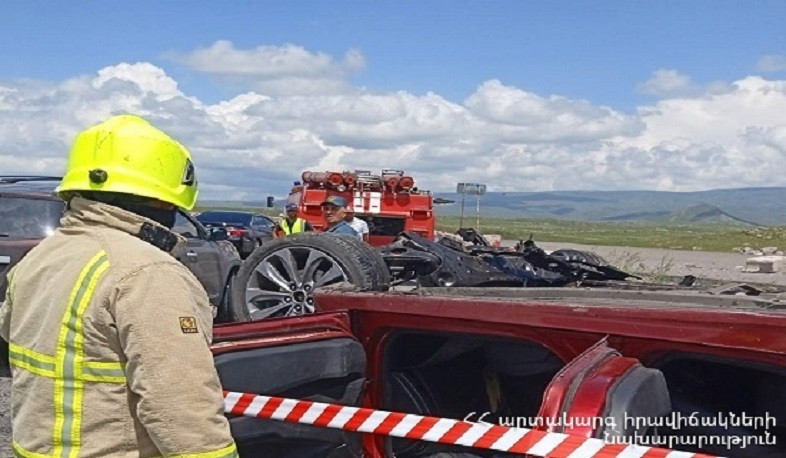 Երևան-Գյումրի ավտոճանապարհին Honda-ն բախվել է բետոնե արգելապատնեշին և բռնկվել. կան տուժածներ