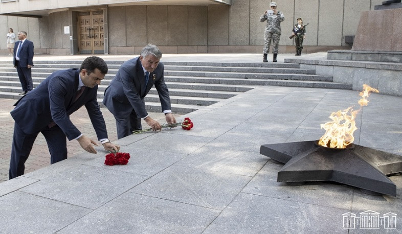 Delegation Led by NA Vice President Hakob Arshakyan pays tribute at Eternal Flame of Victory Memorial