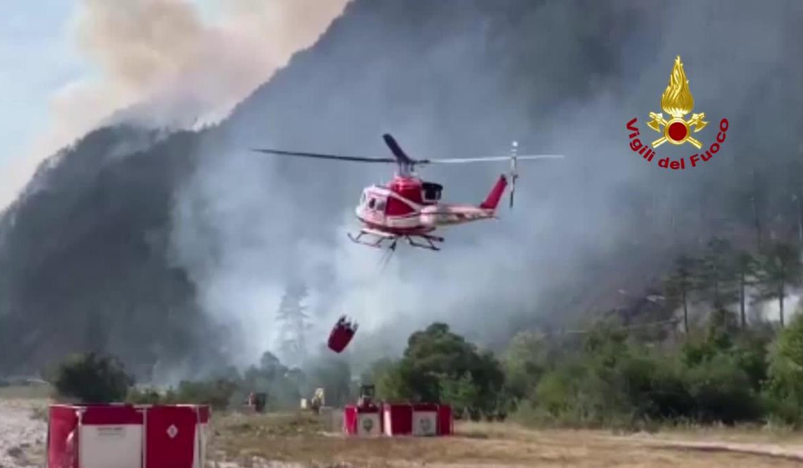 Italian firefighters battle wildfires from the sky