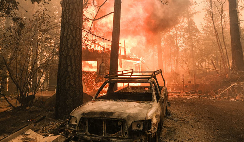 Firefighters start to contain raging California wildfire near Yosemite