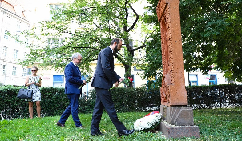 Ararat Mirzoyan Praqada erməni-çex dostluğuna həsr olunmuş xaçkarın önünə əklil qoyub