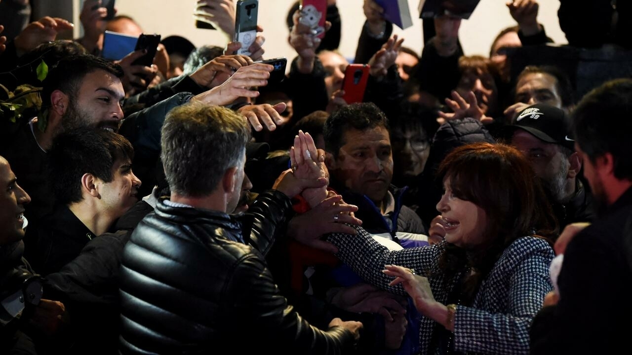 Man points gun at Argentine VP Cristina Fernandez