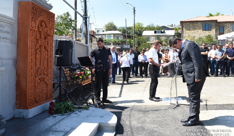 Arayik Harutyunyan 44 günlük Artsax müharibəsində həlak olmuş Artyom Avagyanın xatirəsinə həsr olunmuş abidənin açılışında iştirak edib