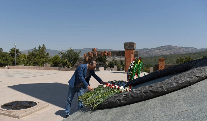 Armen Qriqoryan Stepanakert panteonunda həlak olan qəhrəmanların xatirəsinə gül dəstələri qoyub