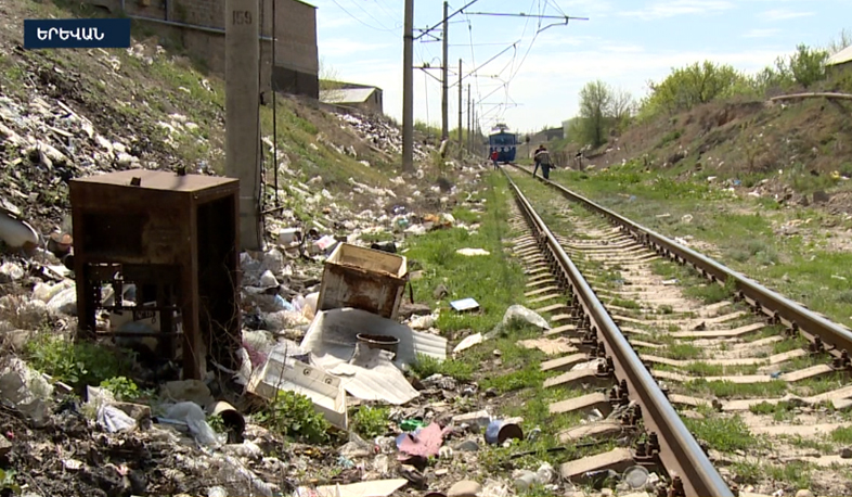 Railway surroundings totally polluted