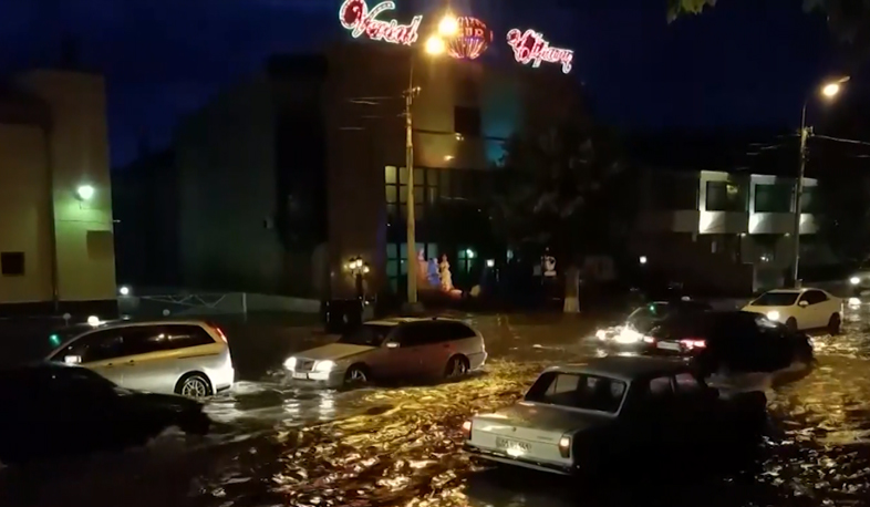 Lakes are forming in Yerevan after the rain