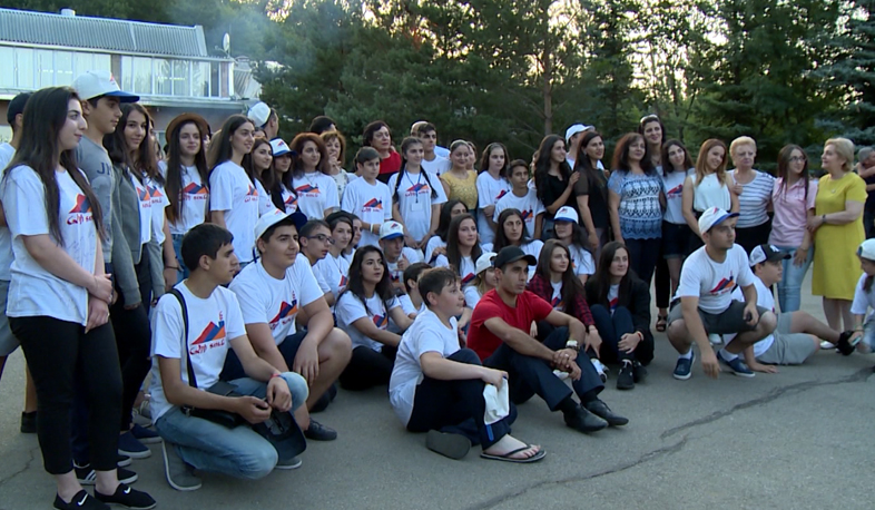 Armenia sees off teenagers that have come home from diaspora