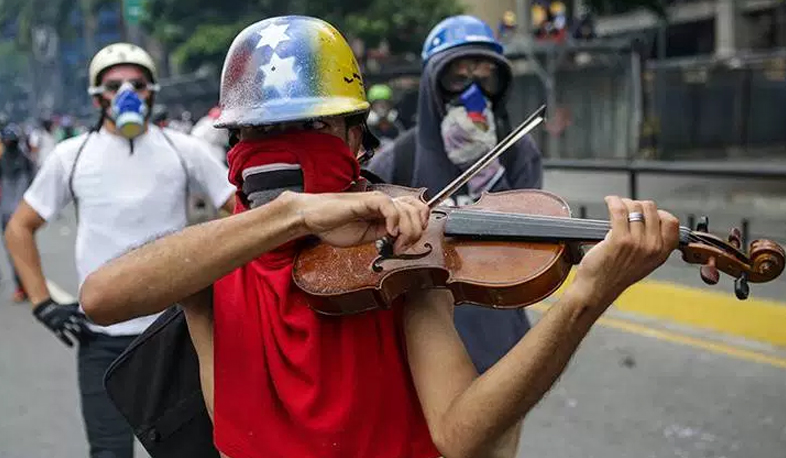 Protesting violinist as a symbol of Venezuelan protests